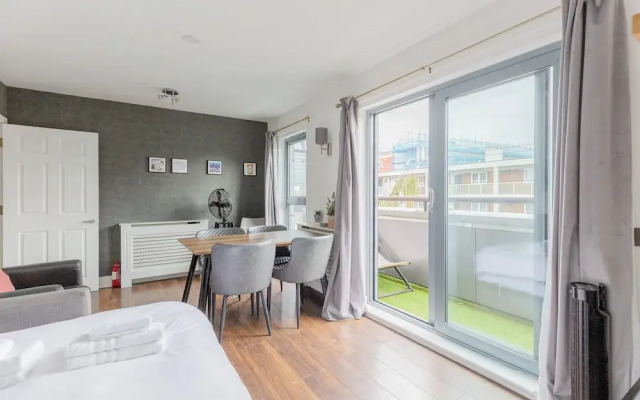 Bright 2 Bedroom Flat in Lambeth With Balcony