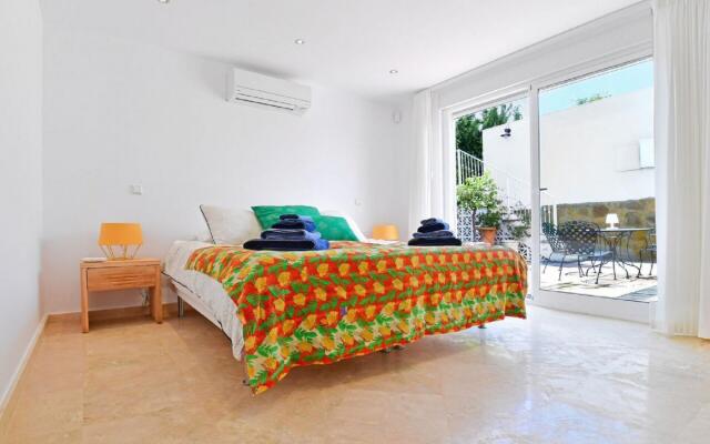 20600 - Luxurious Beachside Villa Near Marbella