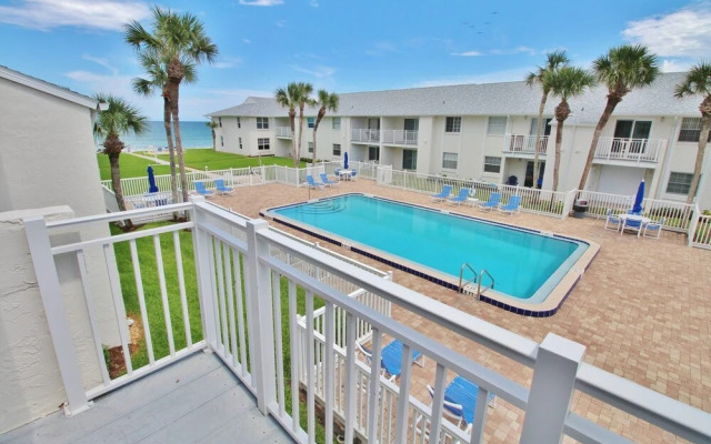 Colony Beach Club 207