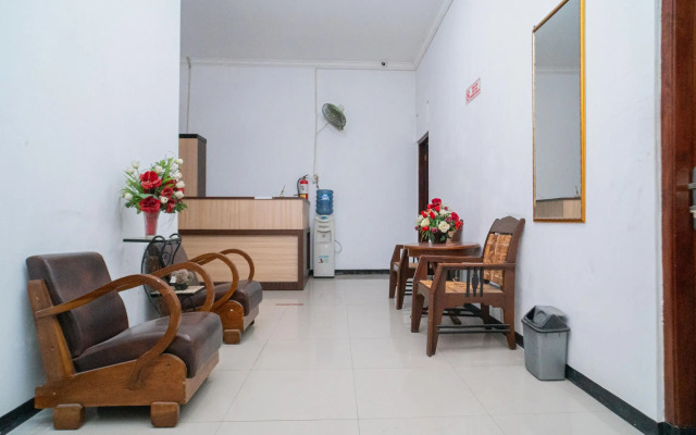 RedDoorz near Matahari Singosaren Solo