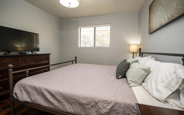 Scottsdale 4BD Modern Home w/ Sparkling Pool!