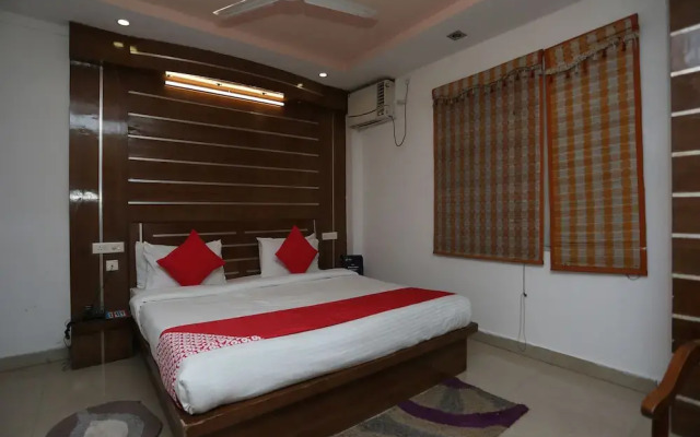 OYO 18870 Hotel Lajja Palace