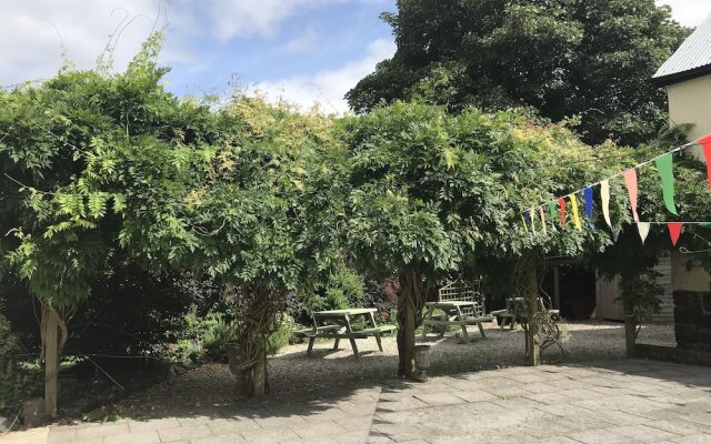 Drewe Arms Bunk Rooms & Church Cottage