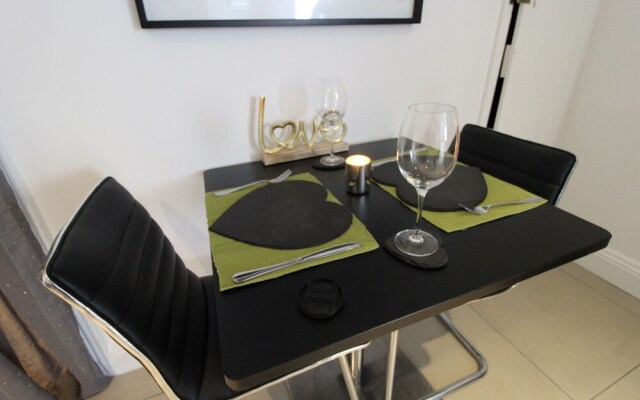 Beautiful Cosy 1 Bedroom Basement Apartment