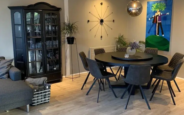 Great 8 Person House, Reykjavik, Free use of Car!
