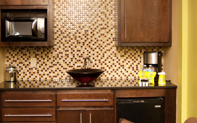 Carriage House Hotel