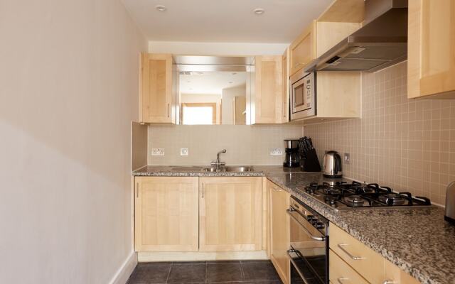 Charming Mayfair Suites by Sonder