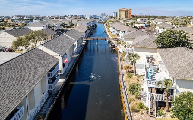 SPC 2013 is a Pet Friendly Upstairs 1 BR with Seasonal Beach Setup by RedAwning