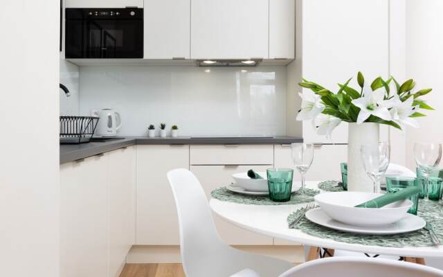 Apartment With Parking by Renters