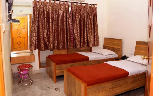 OYO 43924 Harry Guest House
