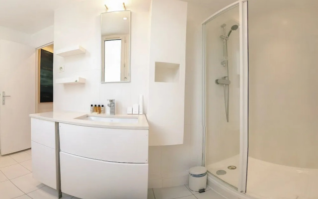 Copernic Right Luminous 2BR Apartment in Paris
