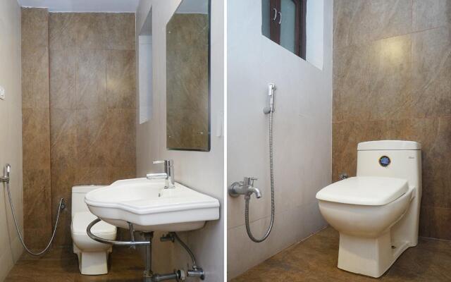 OYO 18497 Eiast Field Hotel