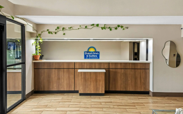Days Inn & Suites by Wyndham DeSoto