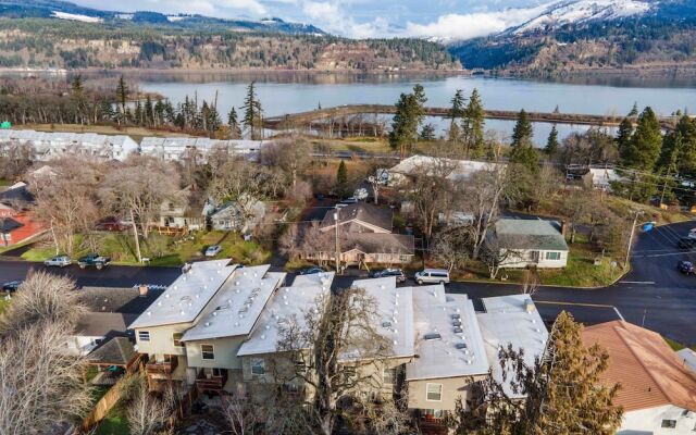 Sophisticated Urban Loft Townhouse with BBQ on the Deck by RedAwning