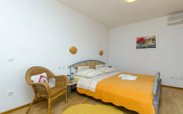 Apartments and Rooms LEA
