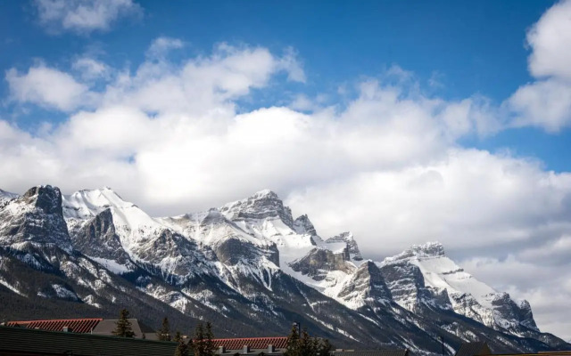 The Norquay, Pet-Friendly 2 Bed with Mtn View