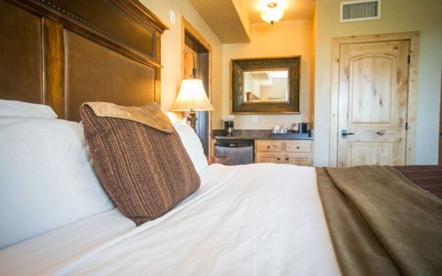 Stay in Comfort while Enjoying Valley Views by RedAwning