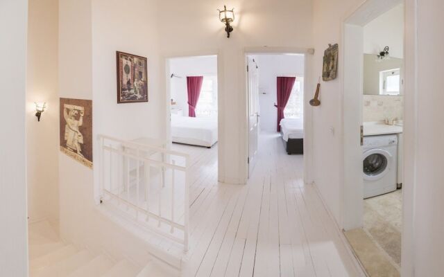 Alaroof Hotel