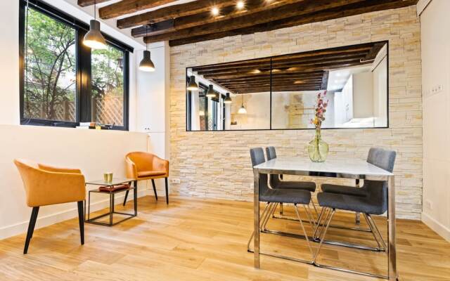 Souplex With Terrace in Rue de Faubourg