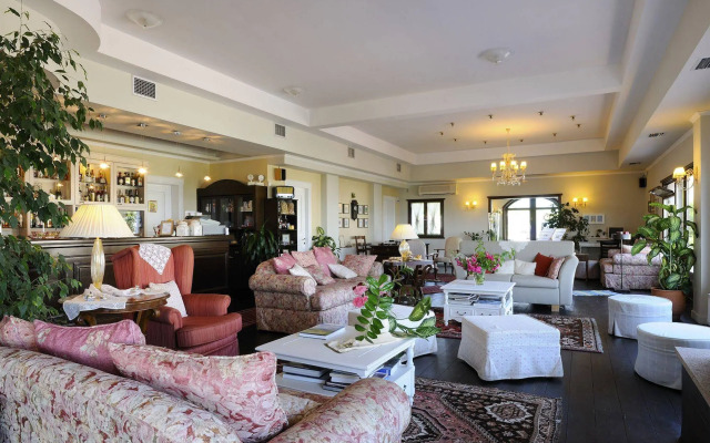 Jennifer Home Hotel