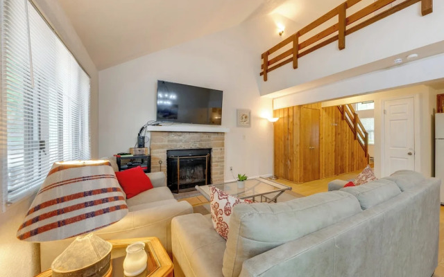 Near Skiing & Lakes: Contemporary Poconos Townhome