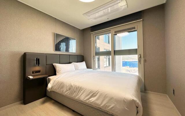 Y COLLECTION by UH FLAT OSIRIA