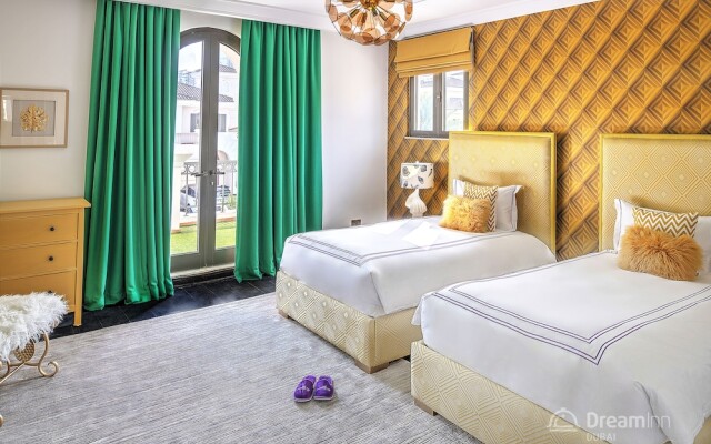 The Palm Jumeirah Villas - Frond E by LUX Holiday Home