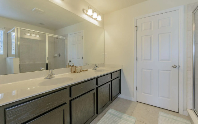 4 bed House/w pool & Garage