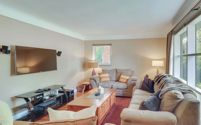 Royal Oak Home: 13 Mi to Downtown Detroit