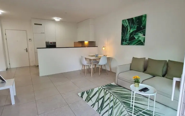 "central Brand New Apartment With Private Parking"