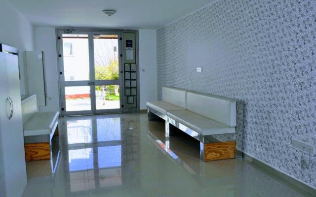 Central Girne Studio Flat with Rooftop Pool