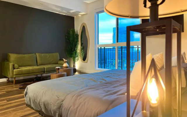 Modern Cosmopolitan APT Mid-hollywood Free Parking