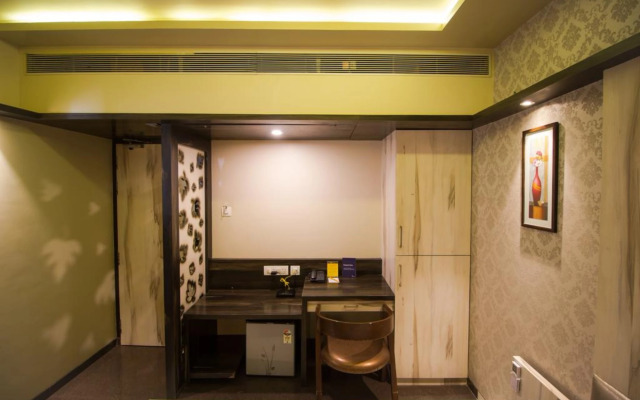 Super Townhouse OAK Regal Inn Near Sant Tukaram Nagar Metro Station