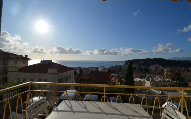 Period Apartment 5 Persons With Sea View And Parking In Port Of Nice