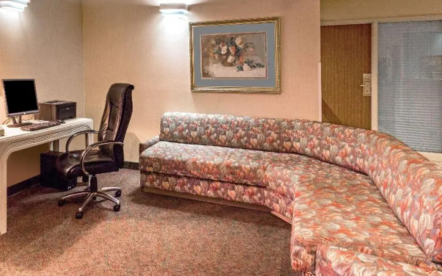 Super 8 Motel - Watertown