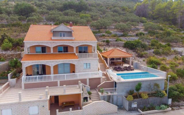 Beautiful Home in Blato With Wifi and 5 Bedrooms