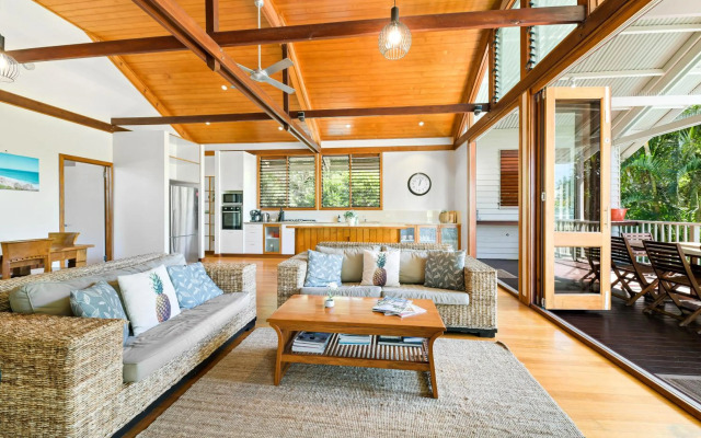 Serenity - Mudjimba - Pet Friendly Holiday Home