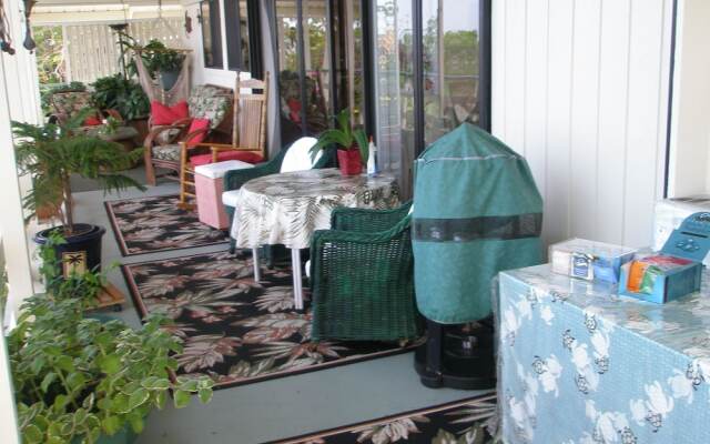 Hale-hoola B & B