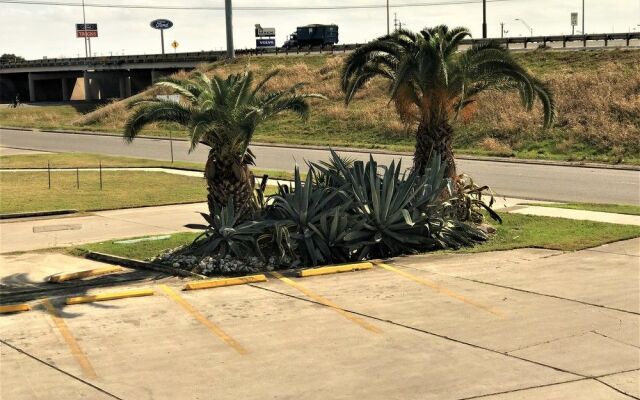 HomeTowne Studios by Red Roof San Antonio E - Frost Bank Center