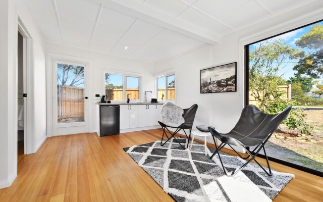 3 Bedroom Entertainer with Bungalow Next To Beach