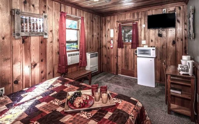 Apache Village 5, Queen Bed, Midtown, Sleeps 2