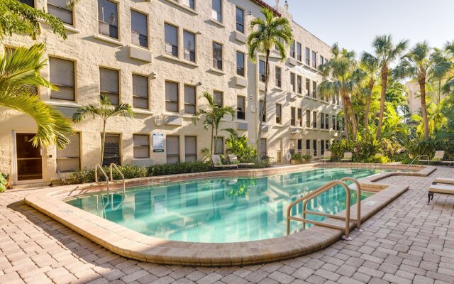Palm Beach Condo w/ Outdoor Pool: 1 Block to Beach
