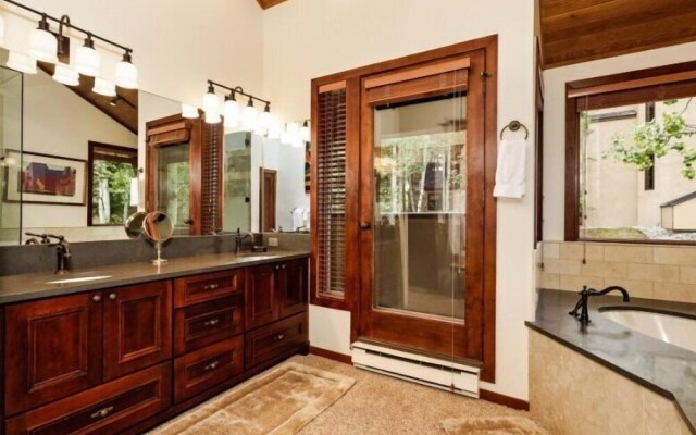 Snowmass Woodrun V 2 Bedroom Ski in, Ski out Mountain Residence in the Heart of Snowmass Village