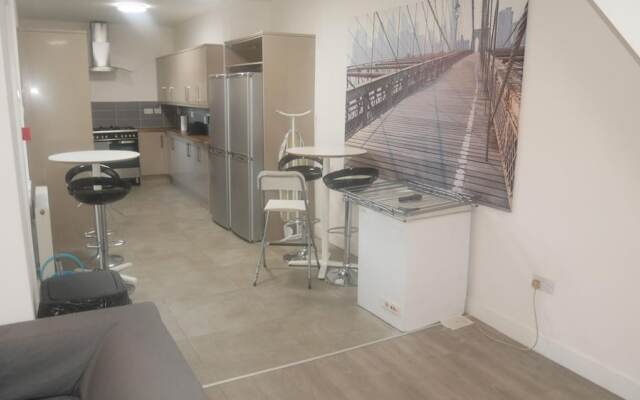 NEW Sleek 6BD Kensington Home Close to City