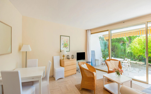 Scenic apartment in Cannes with private terrace