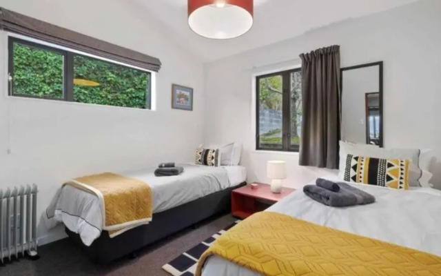 Fantastic Views, Close to Town 2 Bedroom Apartment