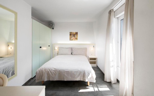 Hotel Du Port – Guest Rooms – Villeneuve