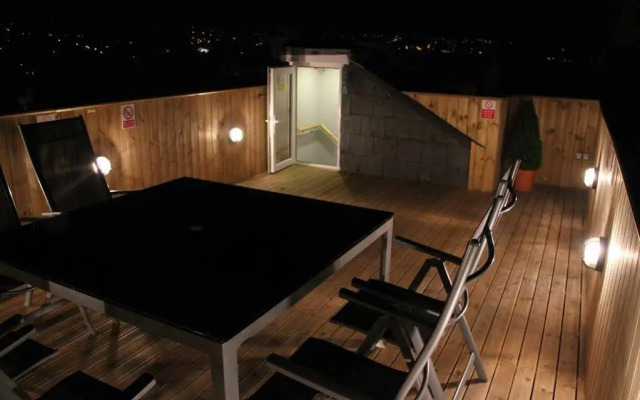 Bath Roof Terrace Apartment, City Centre, Sleeps 8