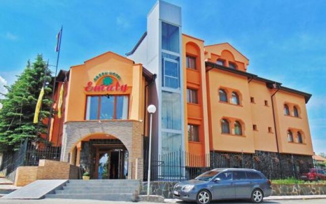 Hotel Emaly Green