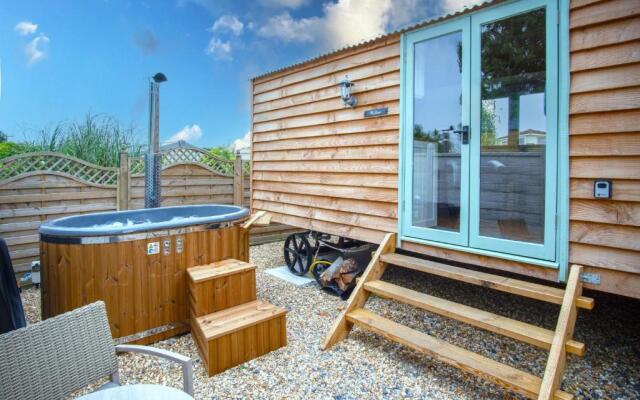 Willow - 1 Bedroom Shepherd's Hut - Amroth
